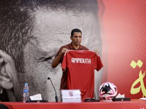 المغربي الحسين عموتة المدير الفني الجديد للنادي الأهلي المصري (الصورة مصدرها حساب النادي الرسمي عبر إكس)