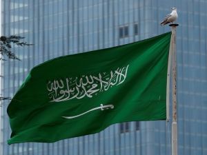 السعودية تؤكد تعرض إحدى سفنها للاستهداف في البحر الأحمر مع اتخاذ إجراءات لتأمين الطاقم والسفينة.