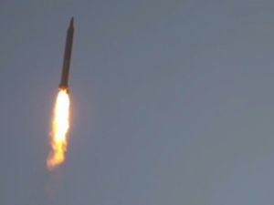 الأردن يعلن إسقاط صواريخ إيرانية والبحرين ترفع حالة التأهب مع استمرار الضربات الأميركية على إيران.