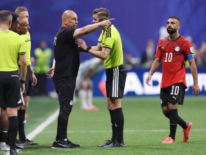 Egypt's coach argues with referee in Argentina vs Egypt quarter final match of 2026 FIFA World Cup
