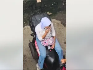 في وضح النهار على دراجة نارية في الإسكندرية