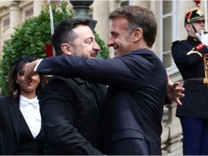 Emmanuel Macron and Volodymyr Zelensky