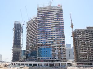 عزيزي للتطوير العقاري تُنجز 79% من أعمال تشييد مشروع "ريڤ" في ريفييرا
