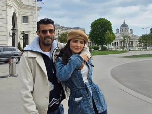بالجلباب الصعيدي.. محمد سامي يحتفل مع مي عمر بتأهل مصر التاريخي