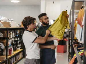 يتعين على الشركات المعنية إعادة بيع بضائعها أو التبرع بها بدلاً من التخلص منها