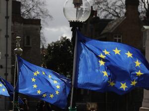 An EU flag is seen attached to a street light outside of the Houses of Parliament in Westminster, central London on Mar. 23, 2018. 
(Daniel LEAL-OLIVAS / AFP)