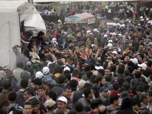 Palestinians gather to receive lunch packages after Friday prayers during a tent city protest near the border with Israel east of Gaza City to commemorate Land Day on Mar. 30, 2018. Land Day marks the killing of six Arab Israelis during 1976 demonstrations against Israeli confiscations of Arab land.
(MAHMUD HAMS / AFP) Palestinians gather to receive lunch packages after Friday prayers during a tent city protest near the border with Israel east of Gaza City to commemorate Land Day on Mar. 30, 2018. Land Day marks the killing of six Arab Israelis during 1976 demonstrations against Israeli confiscations of Arab land.
(MAHMUD HAMS / AFP)