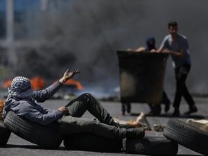 Palestinian men burn tyres during a protest in the West Bank city of Ramallah on Apr. 6, 2018. Clashes erupted on the Gaza-Israel border Friday, AFP journalists said, a week after similar demonstrations led to violence in which Israeli force killed 19 Palestinians, the bloodiest day since a 2014 war. Palestinians burned tyres and threw stones at Israeli soldiers over the border fence, who responded with tear gas and live fire, the correspondents said. (ABBAS MOMANI / AFP) Palestinian men burn tyres during a protest in the West Bank city of Ramallah on Apr. 6, 2018. Clashes erupted on the Gaza-Israel border Friday, AFP journalists said, a week after similar demonstrations led to violence in which Israeli force killed 19 Palestinians, the bloodiest day since a 2014 war. Palestinians burned tyres and threw stones at Israeli soldiers over the border fence, who responded with tear gas and live fire, the correspondents said. (ABBAS MOMANI / AFP)