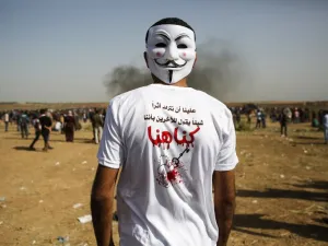 A Palestinian demonstrator wears a mask during clashes with Israeli security forces following a protest, on the Gaza-Israel border, east of Gaza City, on April 6, 2018. The Gaza border with Israel has been enflamed by violence since Israeli forces opened fire on a protest march on March 30, killing 19 Palestinians. (MOHAMMED ABED / AFP)