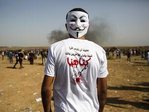 A Palestinian demonstrator wears a mask during clashes with Israeli security forces following a protest, on the Gaza-Israel border, east of Gaza City, on April 6, 2018. The Gaza border with Israel has been enflamed by violence since Israeli forces opened fire on a protest march on March 30, killing 19 Palestinians. (MOHAMMED ABED / AFP)