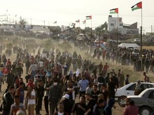 Palestinians gather to protest near the Israeli border fence, east of Gaza City in the central Gaza Strip on Apr. 13, 2018. Several thousand Gazans gathered for a third consecutive Friday of mass protests along the border with Israel after violence in which Israeli forces have killed 33 Palestinians and wounded hundreds of others.
(MAHMUD HAMS / AFP) Palestinians gather to protest near the Israeli border fence, east of Gaza City in the central Gaza Strip on Apr. 13, 2018. Several thousand Gazans gathered for a third consecutive Friday of mass protests along the border with Israel after violence in which Israeli forces have killed 33 Palestinians and wounded hundreds of others.
(MAHMUD HAMS / AFP)