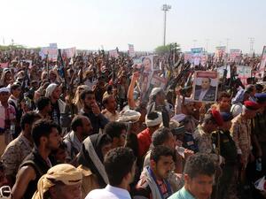 Supporters of Yemen's Houthi rebels attend a rally (AFP/File Photo)