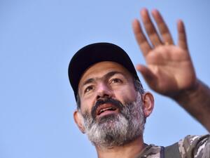 Armenian opposition leader Nikol Pashinyan calls on his supporters to take pause in civil disobedience campaign. (AFP/File Photo)