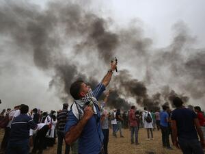 A Palestinian uses a slingshot during a protest demanding the right to return to their historic homeland at the Israel-Gaza border, east of Khan Yunis in the southern Gaza Strip, May 4, 2018. Hundreds of Palestinians gathered on the Gaza border Friday for the sixth week of protests in which dozens have already been killed by Israeli fire. (SAID KHATIB / AFP)