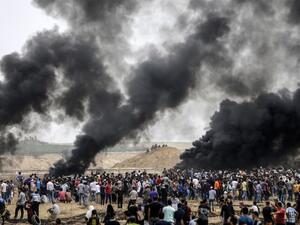 Picture taken on May 4, 2018 from the border with Israel in the north-eastern Gaza strip shows a view of clashes between Palestinians and Israeli Army following the sixth straight Friday of mass demonstrations calling for the right to return to their historic homelands. 
(MAHMUD HAMS / AFP)
