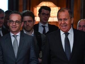 Russian Foreign Minister Sergei Lavrov (R) and his German counterpart Heiko Maas enter a hall during a meeting in Moscow on May 10, 2018. 
(Yuri KADOBNOV / AFP)