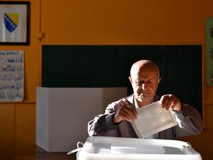 A Bosnian voter casts his ballot at a polling station in Sarajevo on October 7, 2018. 
ANDREJ ISAKOVIC / AFP