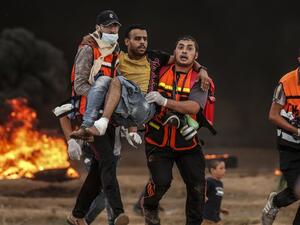 Palestinian paramedics carry away a protester who was injured during clashes following a demonstration near the border with Israel east of Gaza City on October 26, 2018. (MAHMUD HAMS / AFP)