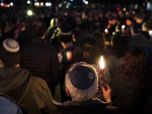 Members and supporters of the Jewish community come together for a candlelight vigil, in remembrance of those who died earlier in the day during a shooting at the Tree of Life Synagogue in the Squirrel Hill neighborhood of Pittsburgh, in front of the White House in Washington, DC on October 27, 2018 (AFP)