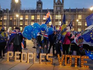 Anti-Brexit demonstrators lay out a sign demanding a second referendum outside Parliament. (Tolga AKMEN / AFP)
