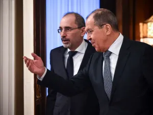 Russian Foreign Minister Sergei Lavrov (R) shows the way to his Jordanian counterpart Ayman Safadi (L) during a meeting in Moscow on December 28, 2018. (Vasily MAXIMOV / AFP)