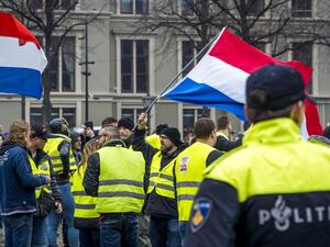 Protestors wearing yellow vests demonstrate in The Hague on December 29, 2018. (Lex van LIESHOUT / ANP / AFP)