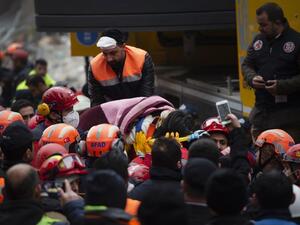 Turkish child Havva Tekgoz is evacuated by rescuers at the site of a building that collapsed in Istanbul's Kartal district on February 7, 2019. (AFP/ File)