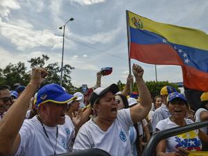 Venezuelans shout "freedom" during the visit of US senator Marco Rubio at the Simon Bolivar international bridge in Cucuta, Colombia, border with San Antonio de Tachira, Venezuela on February 17, 2019