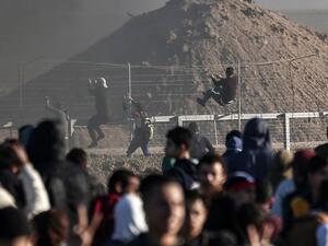Palestinian protesters climb the border fence with Israel during clashes following a demonstration near the fence along the border with Israel, east of Gaza City, on March 8, 2019. (MAHMUD HAMS / AFP)