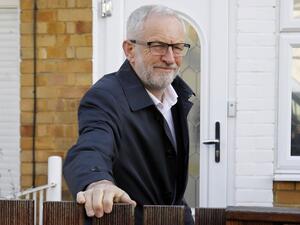Britain's opposition Labour party leader Jeremy Corbyn leaves his house in north London on March 11, 2019. (Tolga AKMEN / AFP)