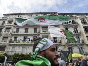 Algerians take part in a demonstration against ailing President Abdelaziz Bouteflika in the capital Algiers on March 22, 2019. (AFP/ RYAD KRAMDI)