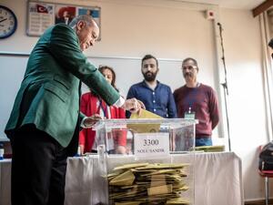 Turkish President Tayyip Erdogan (L) casts his ballot at a polling station during the municipal elections in Istanbul, on March 31, 2019. Turkey voted in local elections in a test for President Recep Tayyip Erdogan, with his ruling party risking defeat in the capital as an economic slowdown takes hold.
BULENT KILIC / AFP