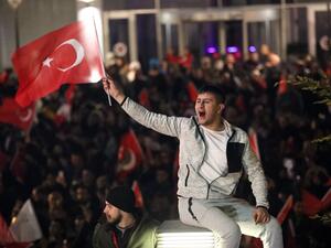 Supporters of opposition Republican People's Party (CHP) celebrate after early results for Ankara mayor in local election in Ankara, on March 31, 2019. (Adem ALTAN / AFP)
