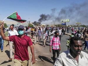 Sudanese protesters waive the national flag as they march towards the army headquarters in the capital Khartoum on April 6, 2019. (AFP/ File Photo)