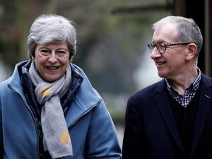 Britain's Prime Minister Theresa May (L) and her husband Philip leave after attending a church service, near her Maidenhead constituency, west of London on April 7, 2019. (Adrian DENNIS / AFP)