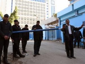 Egyptian security stand guard outside the Zeinhom morgue in Cairo, where the body of Giulio Regeni, a 28-year-old Italian graduate student, is being held on February 4, 2016. (AFP/Mohamed el-Shahed)