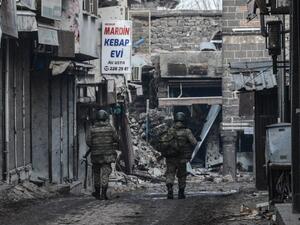 Turkish soldiers walk on February 26, 2016 during a curfew in Diyarbakir's historical Sur district, eastern Turkey. (AFP/Ilyas Akengin)