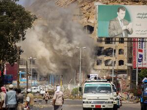 Smoke billows after a mortar shell hit a building in the Beer Basha area in Teaz on March 12, 2016, during clashes between forces loyal to Yemen's Saudi-backed president and Houthi rebels. (AFP/Ahmad al-Basha)
