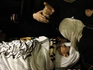 Relatives mourn next the body of Ramzi al-Qasrawi, 21, a Palestinian man who was killed in a reported stabbing attack, during his funeral in the West Bank town of Hebron on March 26, 2016. (AFP/Hazem Bader)