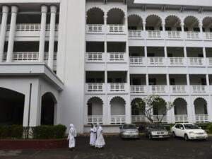Bangladeshi Islamic leaders wait outside a court as a hearing on the issue of state religion was taking place in Bangladesh High Court on March 28, 2016. (AFP/Munir Uz Zaman)