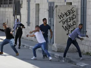Young Palestinians throwing stones at the Israeli army (AFP/File Photo)