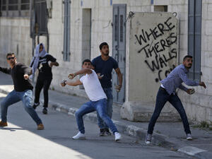 Young Palestinians throwing stones at the Israeli army (AFP/File Photo)
