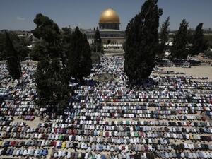 Palestinian Muslim worshipers pray at the al-Aqsa compound in Jerusalem during the first Friday prayer of the holy month of Ramadan, on June 19, 2015. (AFP/Ahmad Gharabli)