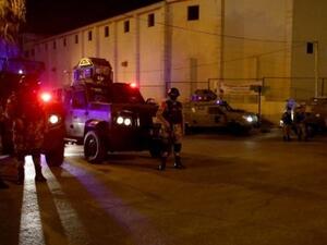 Jordanian security forces stand guard outside the Israeli embassy in Amman on July 23, 2017 (AFP / Khalil Mazraawi)