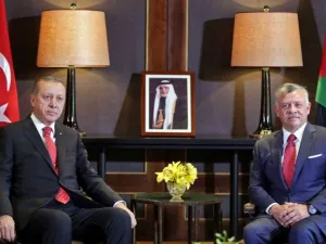 Jordan's King Abdullah II (R) meets with Turkish President Recep Tayyip Erdogan at the royal palace in Amman on August 21, 2017. (AFP /Khalil Mazraawi)
