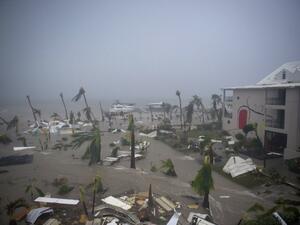 A photo taken on September 6, 2017 shows the Hotel Mercure in Marigot, near the Bay of Nettle, on the French Collectivity of Saint Martin, during the passage of Hurricane Irma. (AFP / LIONEL CHAMOISEAU)