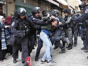 Israeli security forces detain a man in Jerusalem's Old City on Dec. 15, 2017 (Thomas COEX/AFP)
