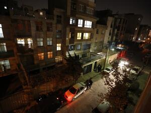 People leave their house and wait in the streets in Tehran overnight on Dec. 21, 2017, after an earthquake was felt in the Iranian capital (ATTA KENARE / AFP)