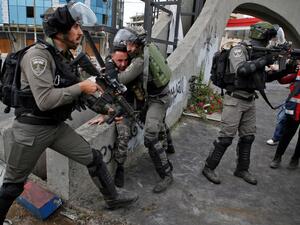 Israeli border guards detain a Palestinian man (L) during clashes with Palestinian protesters north of Ramallah in the Israeli occupied West Bank, on Dec. 22, 2017 (ABBAS MOMANI / AFP)