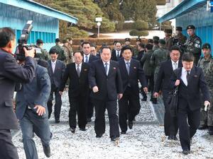 North Korean chief delegate Ri Son-Gwon (C) and his delegation cross the border line at the border truce village of Panmunjom in the Demilitarized Zone (DMZ) dividing the two Koreas on Jan. 9, 2018 (Dong-A Ilbo / AFP)